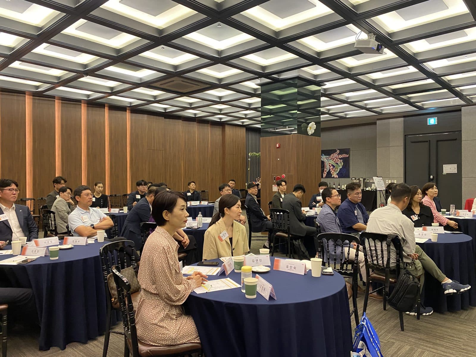 BNI 오렌지 챕터 정기 모임에 참석한 멤버들